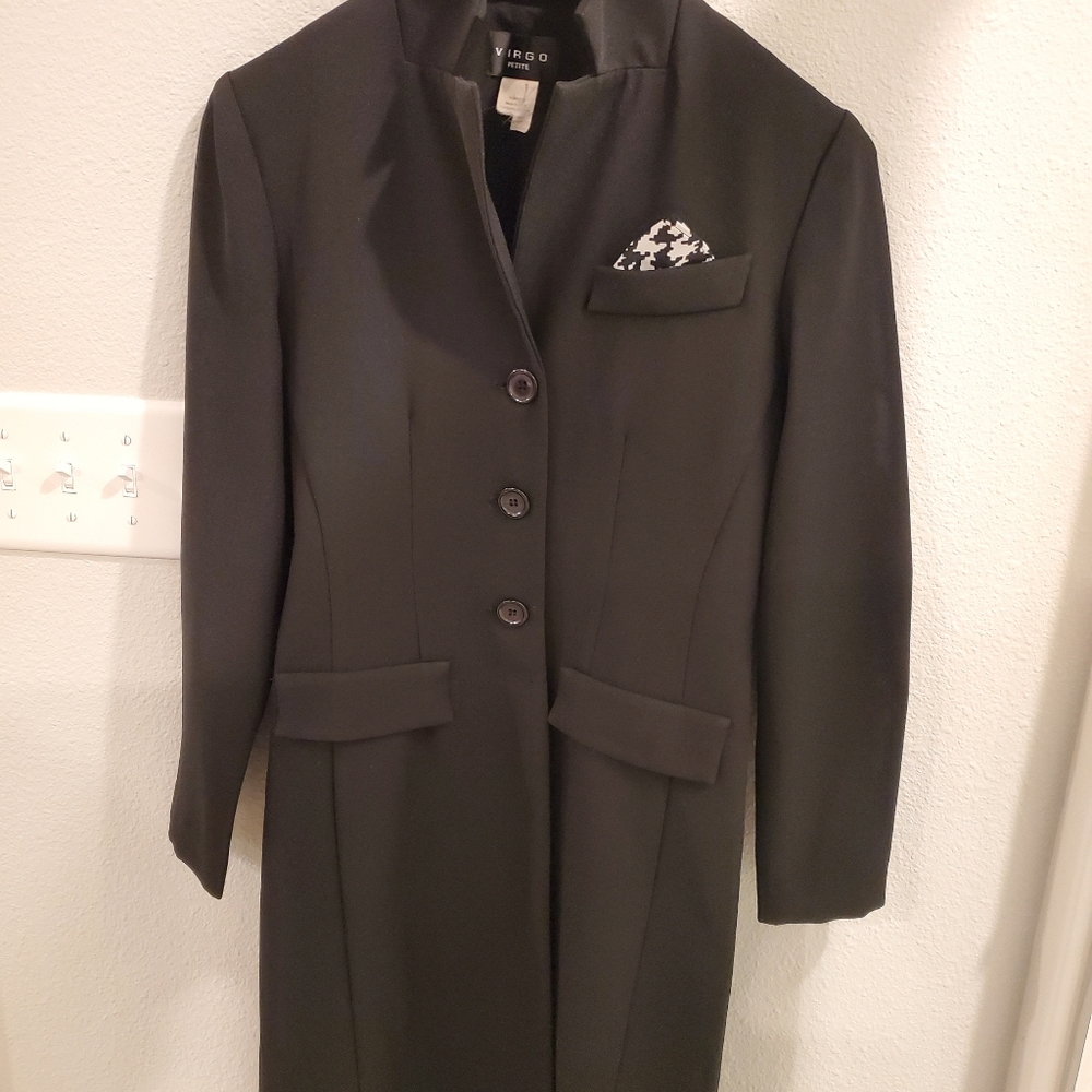 Long sleeve dress three buttons up front pockets on the side long sleeve.